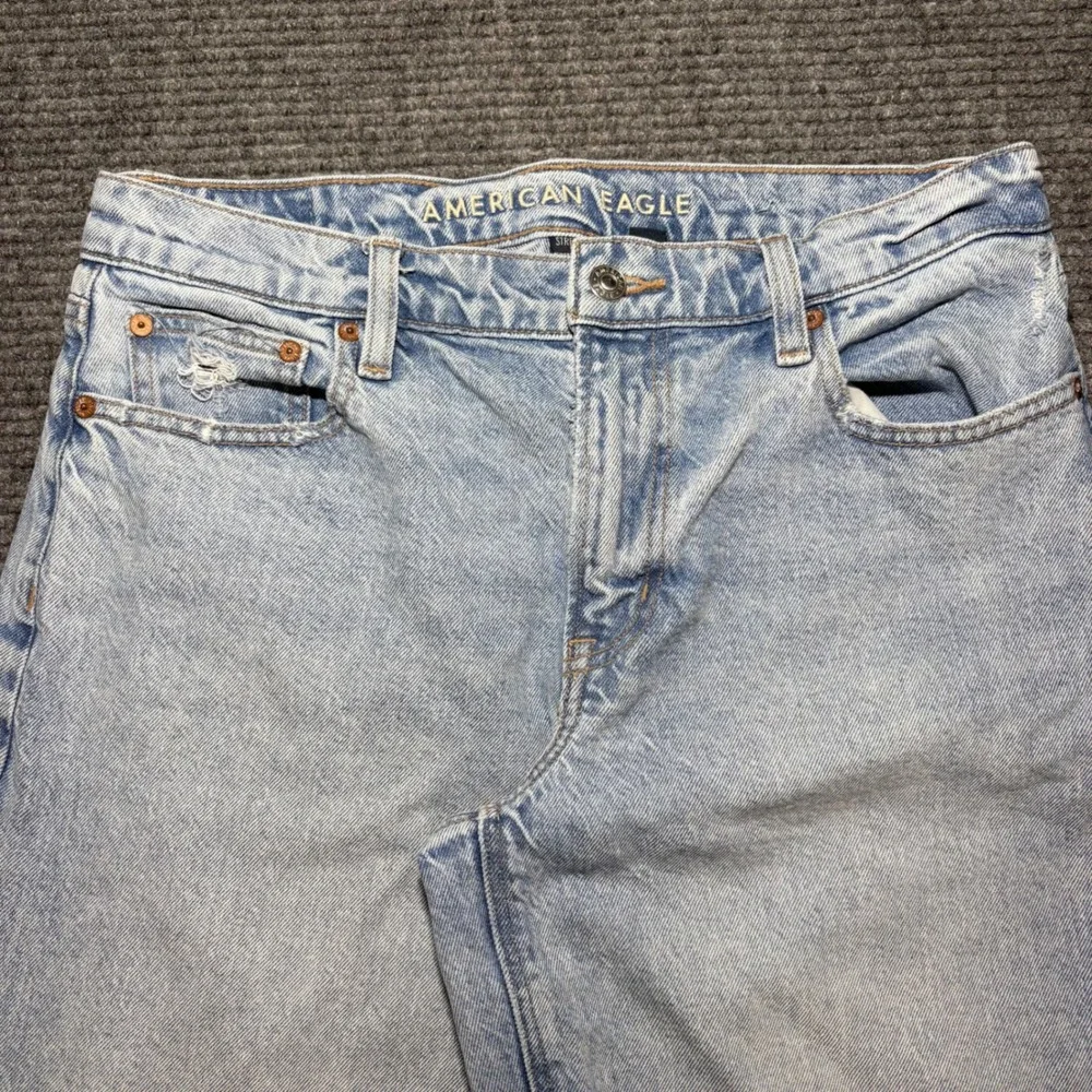 American Eagle Barrel Jeans Womens 6 Light Wash Distressed High Rise Curved Leg - Picture 2 of 8
